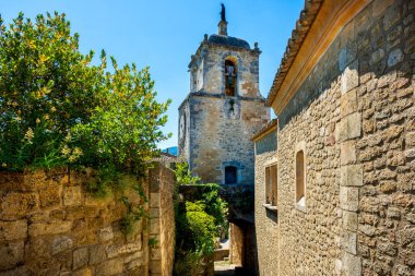 Fransa 'nın Provence kentindeki Maubec sokağı orta çağ antik köyü.