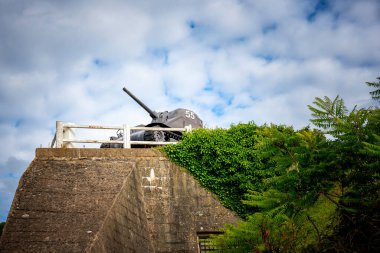 Normandiya 'da Normandiya' daki Arromanches-les-Bains kasabası, Fransa 'nın Manş Denizi kıyısındaki D-Day (Gold Beach) müttefik çıkarma noktalarından biridir. Sherman tankı. Fransa