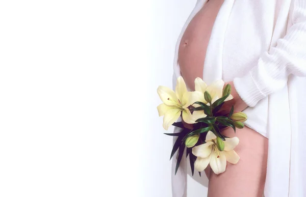 Embarazada vientre de cerca, flores delante de la vagina, aislado Imagen De Stock