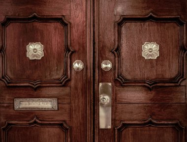 Eski luxus ahşap kapı, çiçek süsleme, mektup