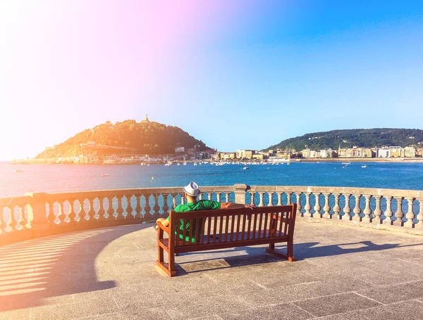 Mann Entspannt Sich Und Beobachtet Meereslandschaft Auf Bank Sitzend Strand — Stockfoto