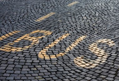 Yol yüzeyinde boyanmış yazı otobüsü