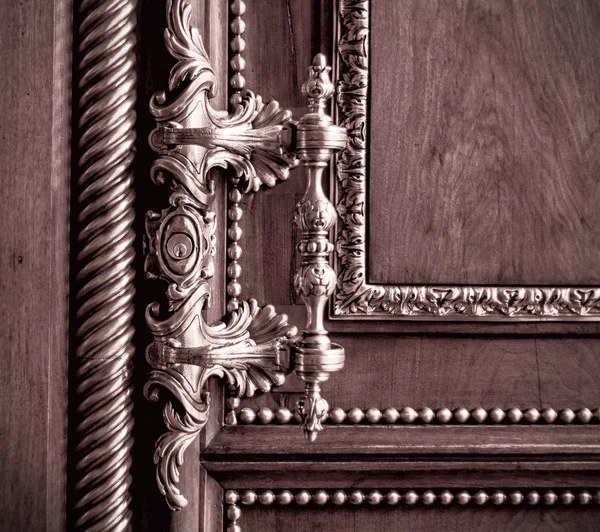 Puerta de madera clásica, mango de la puerta de oro exquisito — Foto de Stock