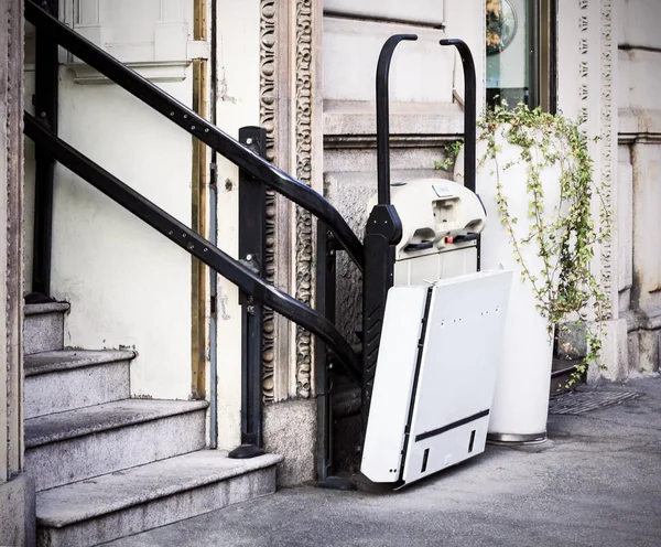 Stairlift σε Σκάλα για ηλικιωμένους και άτομα με ειδικές ανάγκες — Φωτογραφία Αρχείου