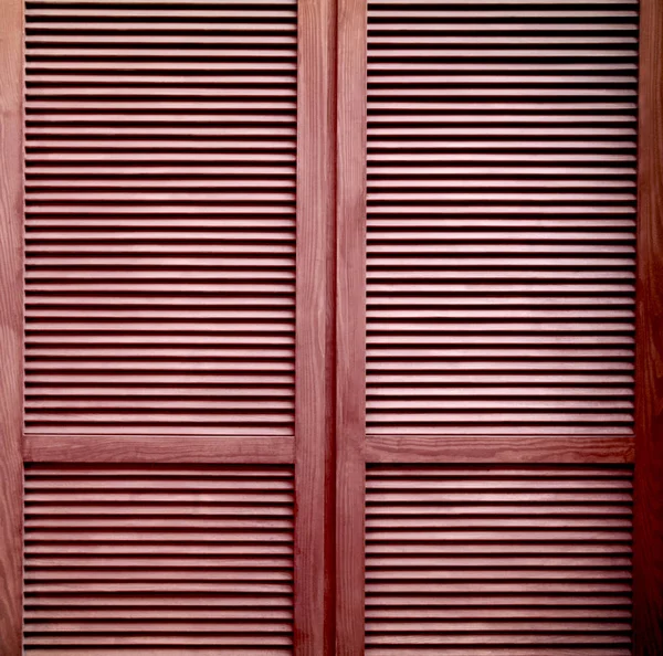 Gesloten venster met houten buitenkant sluiter, klassiek design — Stockfoto