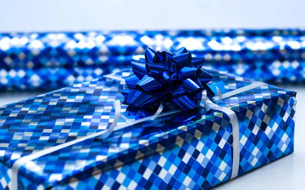 Světlé modrá Dárková krabice s silber stuhou luk — Stock fotografie