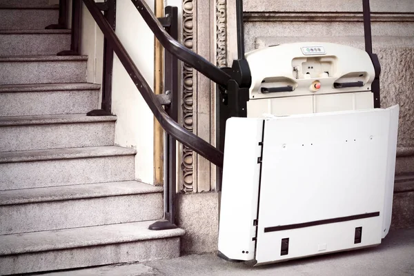 Elevador de escaleras en la escalera para personas mayores y discapacitadas Imagen De Stock