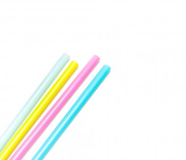 Beyaz arka plan üzerinde dört alaca içme payet