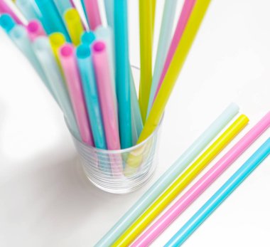 içme payet, beyaz arka plan üzerinde renkli pastel