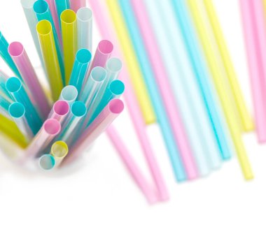 Beyaz arka plan üzerinde uçan kuştan içme alaca, yukarıdan görüntülemek