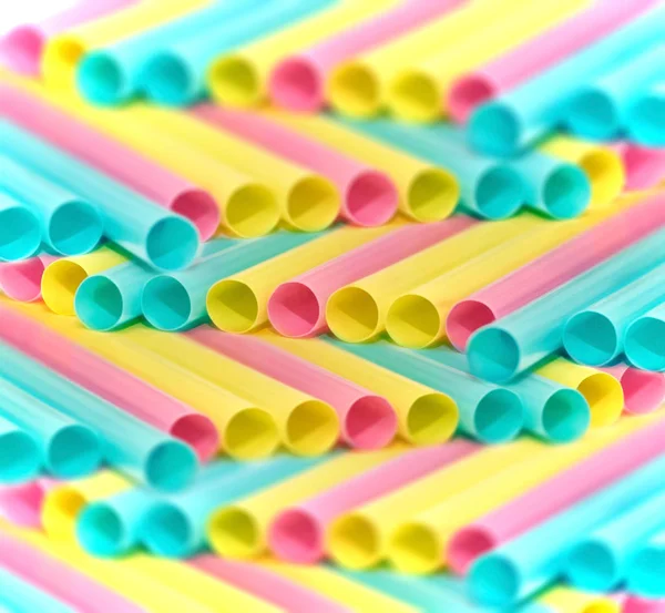 Παστέλ χρωματιστό φόντο διαγώνια πλαστικά καλαμάκια, στο σχεδιασμό — Φωτογραφία Αρχείου
