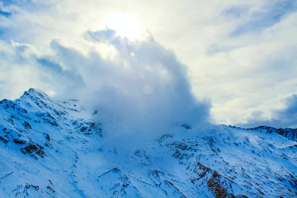 Awan besar melewati sebuah gunung, taman nasional Hohe Tauern, Au — Stok Foto