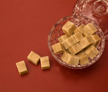 Sugar Bowl'dan kırmızı zemin üzerine şeker kamışı küpleri