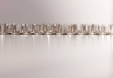 Parlak metal pushpins satır beyaz arka plan üzerinde