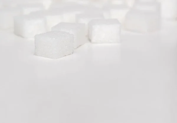 Azúcar cristalino blanco sobre fondo blanco — Foto de Stock
