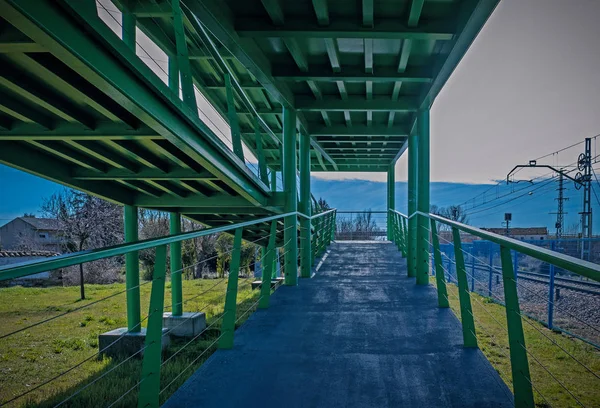 Construção de ponte verde metálica ao lado da ferrovia — Fotografia de Stock