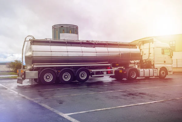 Camión cisterna grande, camión cisterna de combustible de agua, camión cisterna remolque — Foto de Stock