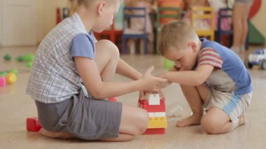 Bebek ve çocuk çocuk legolarla oynamak