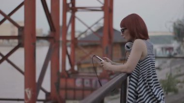 Kızıl saçlı kadın sohbet online Köprüsü tarafından