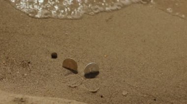 dalgalar deniz üzerinde Kripto para birimi sembolleri metal haddeleme
