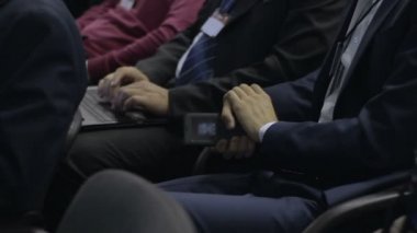 Grup iş adamları basın toplantısı veya sunuyu katılıyor