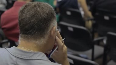 Bir iş toplantısı seyirci arkadan görünüm