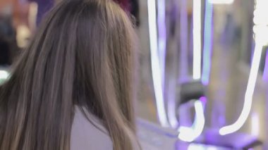 LED şerit ışıklarda arayan kadın