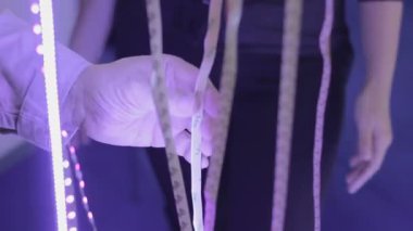 Müşteri Led şerit seçer. Aydınlatma donanımları Dükkanı. Modern lambalar