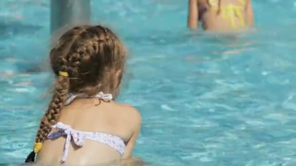 Вид сзади на девочку в бассейне — стоковое видео