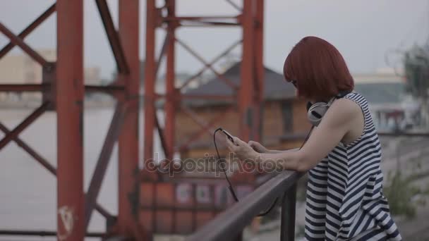 Κοκκινομάλλης γυναίκα από την γέφυρα να κάνουν online chatting και smileing — Αρχείο Βίντεο