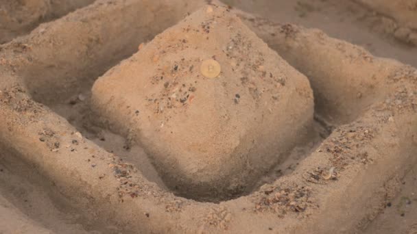모래 성곽에 bitcoin의 상징 동전 — 비디오