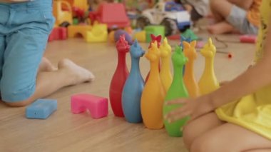 Çocuk anaokulu oyuncakları ile oynamak