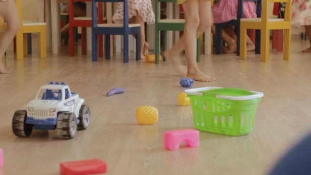 I bambini giocano a un asilo infantile — Video Stock