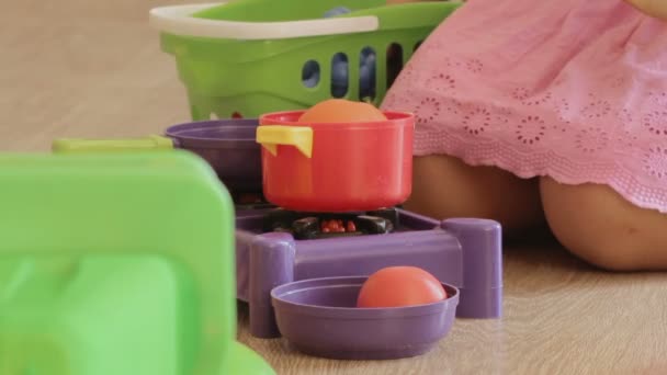 Menina brinca com frutas plásticas — Vídeo de Stock