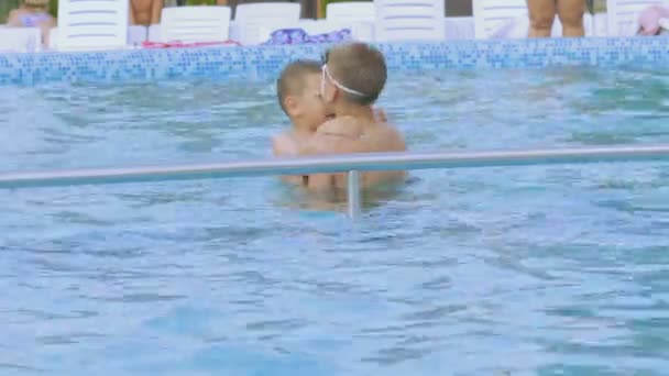 Meninos mergulham na piscina — Vídeo de Stock