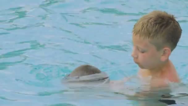 Garçon enseigne le bébé à plonger dans la piscine — Video