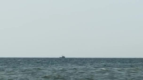 Bateau de pêche dans la mer. Temps écoulé — Video