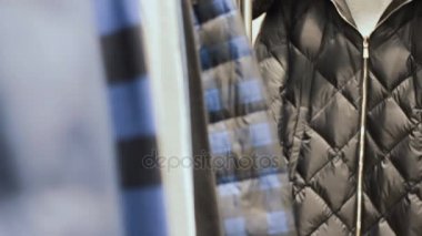 Depodaki askı elbise dayan