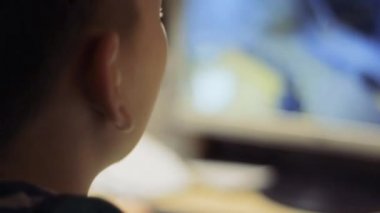 Çocuk evde evde oynuyor. Online oyun içindeki çocuk. Bir genç ve tanınmayan bir resmi ekranda arka