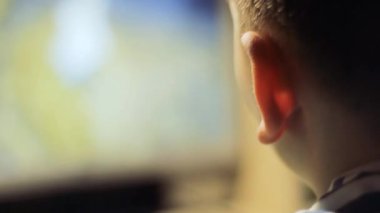 Çocuk evde evde oynuyor. Online oyun içindeki çocuk. Bir genç ve tanınmayan bir resmi ekranda arka