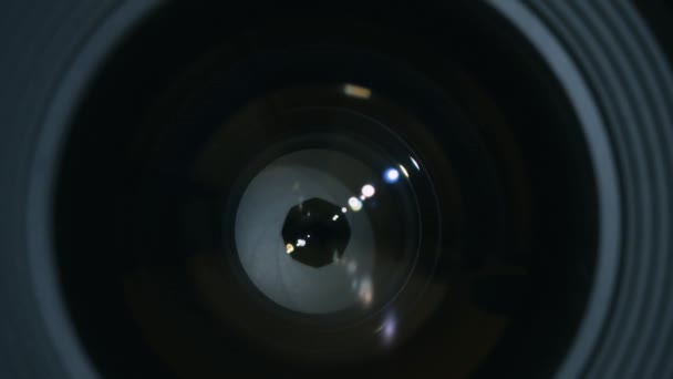 Cámara de vidrio de primera. Primer plano de la abertura de la cámara de lentes pulsantes — Vídeos de Stock