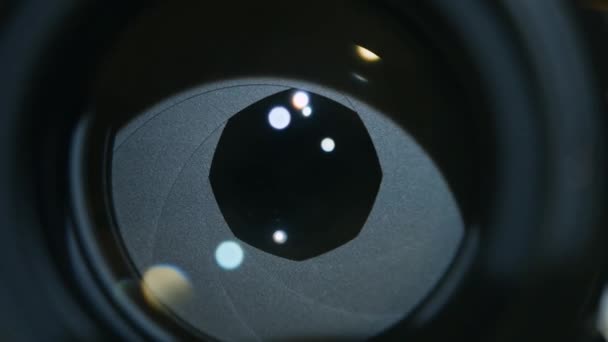 Camera prime lens. Close Up of closing camera aperture — Stock Video