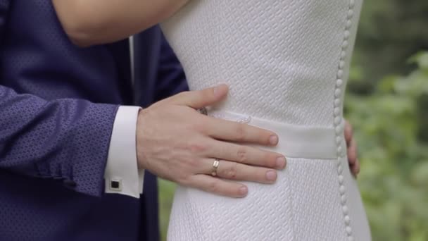 Bruidegom omarmt de bruid met twee handen — Stockvideo