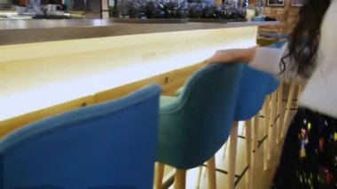 Restoranda bir kız Close-Up