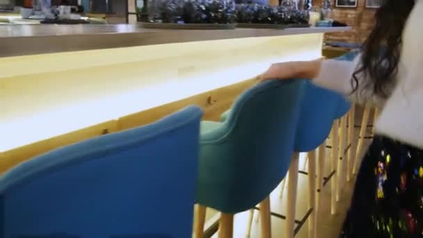 Närbild av en tjej som går i restaurangen — Stockvideo