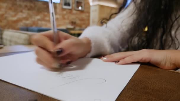 Meisje op papier schrijft een zin gewoon doen — Stockvideo