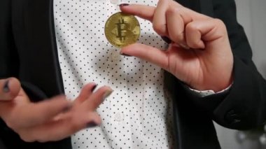 Notlar yüz dolar faturaları aracılığıyla Bitcoin elinde düşen demet