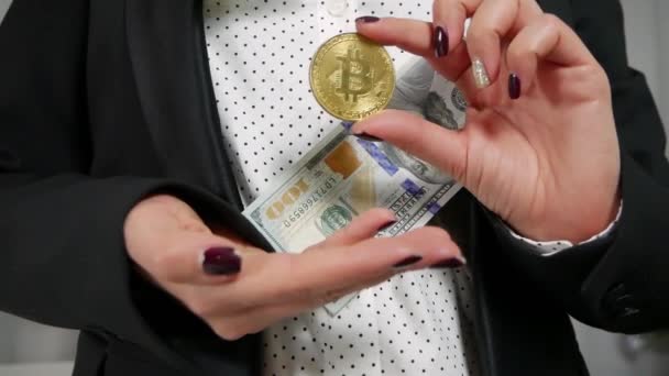 百元钞票落入手中通过比特币 — 图库视频影像