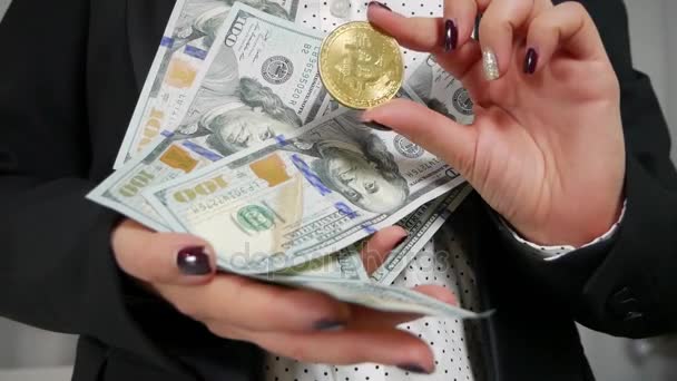 Notas de cem dólares e Bitcoin nas mãos — Vídeo de Stock