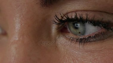 Genç kadının gözleri, yansıma: bir site arıyorum